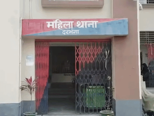 दरभंगा में महिला ट्यूशन टीचर से रेप का आरोप:युवती बोली- तीन बच्चों के पिता ने सीसीटीवी कैमरे से बनाई अश्लील फोटो-वीडियो, ब्लैकमेल कर किया दुष्कर्म