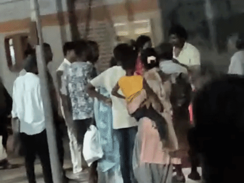 गयाजी- इंटरसिटी में चढ़ने के दौरान गिरी महिला:पहाड़पुर स्टेशन पर ट्रेन के साथ घिसटी, यात्रियों ने खींचकर बचाई जान; नहीं हुई पहचान