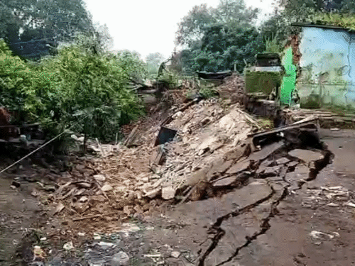 धनबाद के सिजुआ में भूधसान, कई घर जमींदोज:बच्चे की मौत, सात लोग घायल; घटना के बाद आक्रोशितों ने सड़क जाम कर किया प्रदर्शन