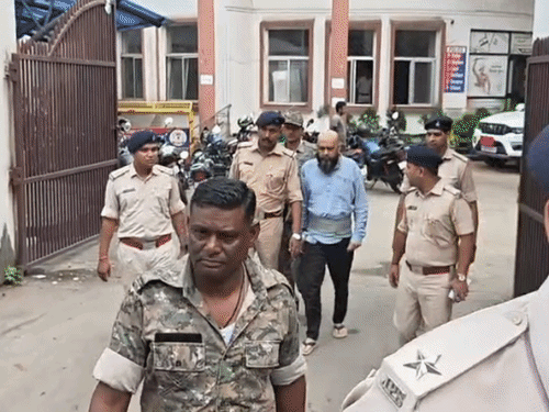 वासेपुर के गैंगस्टर प्रिंस खान का भाई बंटी गिरफ्तार:धनबाद पुलिस की स्पेशल टीम ने कोलकाता से पकड़ा, बैंक मोड़ में कराया पैदल परेड