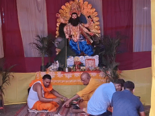 पाकुड़ में विश्वकर्मा पूजा की धूम:बिजली सब स्टेशन, क्रशर और गैरेज सहित कई जगहों पर हुई विशेष पूजा-अर्चना