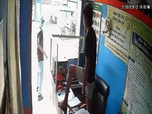 पलामू में लूटी बाइक से CSP लूटने पहुंचे बदमाश:संचालक अपराधी से भिड़ा; गोली चलने की आवाज सुन ग्रामीणों ने पकड़ा, पुलिस को सौंपा
