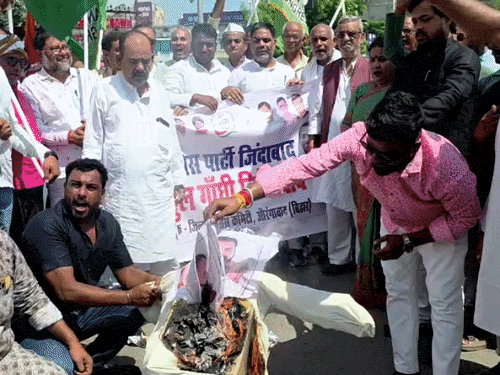 'सरकार ने खो दिया इकबाल, बिहार में अपराधियों का राज':जमुई कांड पर औरंगाबाद में कांग्रेस का प्रदर्शन, बेटियों की सुरक्षा पर उठाए सवाल