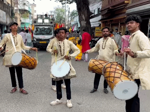 गिरिडीह में श्याम प्रभु खाटू वाले का 47वां महोत्सव शुरू:501 निशानों के साथ निकाली गई शोभायात्रा, भक्ति गीतों से गूंजा शहर