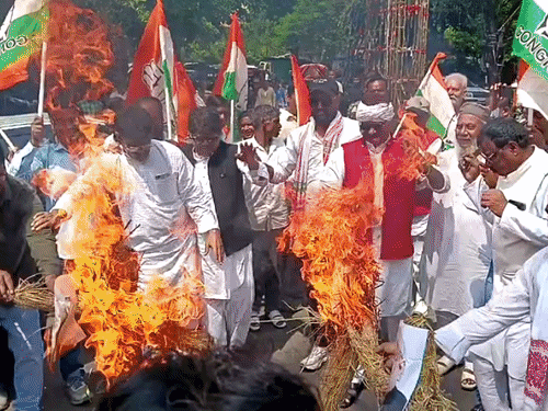 झारखंड में कांग्रेस का वोट चोरी के आरोपों पर प्रदर्शन:पीएम नरेंद्र मोदी और चुनाव आयुक्त का पुतला फूंका, आंदोलन जारी रखने की चेतावनी