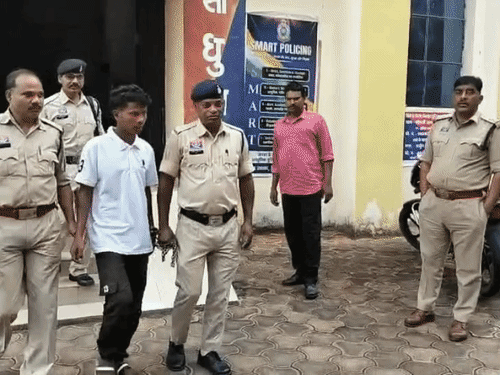बेटी को परेशान करने से रोका तो मां को मार-डाला:घर में घुसकर सिर पर कुल्हाड़ी से किया वार; आरोपी झारखंड से गिरफ्तार