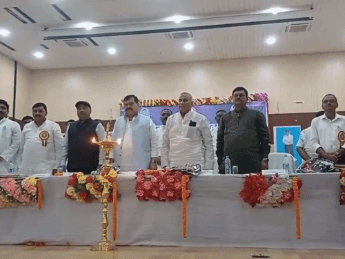 'बैंक फायदे में है, पैक्स आर्थिक संकट से जूझ रहे':मगध सेंट्रल को-ऑपरेटिव बैंक की बैठक में उठा बदहाली का मुद्दा, राजद नेता बोले- कमजोर हो रही सहकारिता व्यवस्था