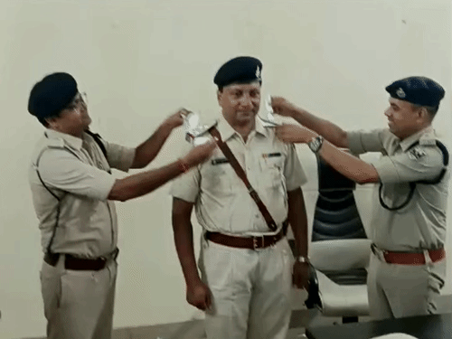 सिपाही से दारोगा बने पुलिसकर्मियों के कंधे पर सजे स्टार:पिपिंग सेरेमनी में भावुक हुए पदाधिकारी, लॉ एंड ऑर्डर ASP रहे मौजूद