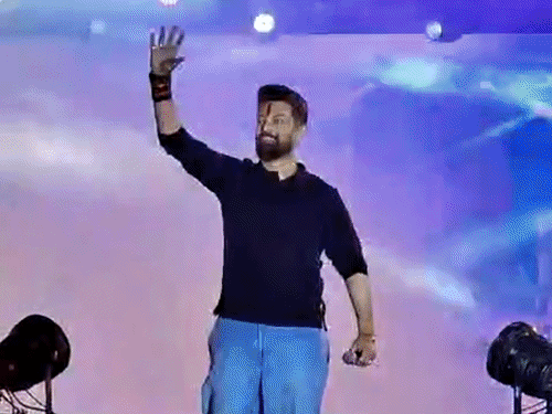 ‘यूथ बोले तो’ में चिराग का जेन-जी कनेक्ट:बारिश के बीच जींस-टीशर्ट वाली एंट्री, चिराग CM बनाने की मांग; युवा बोले- पेपरलीक रुके, रोजगार मिले