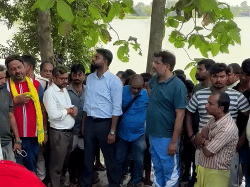 नेपाल बारिश से चंपारण तटबंध धंसा:ग्रामीणों और विधायक राजू तिवारी ने कंधे पर बोरा उठाकर की मरम्मत