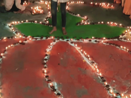 प्रधानमंत्री के जन्मदिन पर औरंगाबाद में जले आशीर्वाद के दीये:काटा केक,42 स्थानों पर दीपोत्सव, रामराज नगर में भगवान विश्वकर्मा की पूजा के बाद मनाया गया जन्मदिन