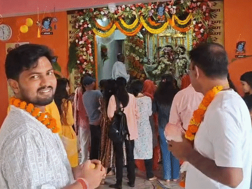 पाकुड़ में जन्माष्टमी पर मंदिरों में उमड़ी भक्तों की भीड़:इस्कॉन समेत कई मंदिरों में विशेष पूजा-अर्चना, शाम को सांस्कृतिक कार्यक्रम भी हुए