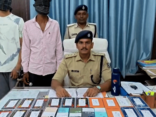 फर्जी पेमेंट रसीद से ठगी करने वाले गिरोह का खुलासा:मुजफ्फरपुर में मास्टरमाइंड समेत 3 आरोपी अरेस्ट; 1.10 लाख का सामान बरामद