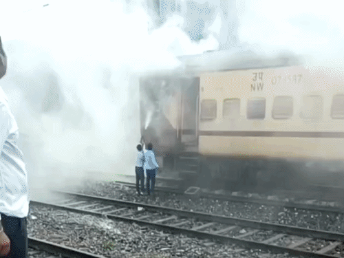 कोडरमा-बरकाकाना पैसेंजर ट्रेन की आखिरी बोगी में लगी आग:मची अफरातफरी; सभी यात्री सुरक्षित, दमकल की टीम ने आग पर पाया काबू