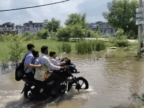 औरंगाबाद में स्कूल जाने वाली सड़क पर भरा पानी:बच्चों पर हादसे का खतरा, लोग बोले- जिम्मेदार विभाग कोई कार्रवाई नहीं कर रहा
