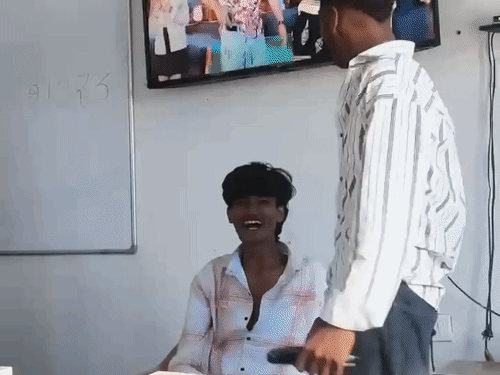स्मार्ट क्लास में भोजपुरी सॉन्ग पर छात्रों का डांस:गयाजी में 3 सरकारी टीचर सस्पेंड, 3 पर अनुशासनिक कार्रवाई; स्कूल में राजनीति-लापरवाही का आरोप