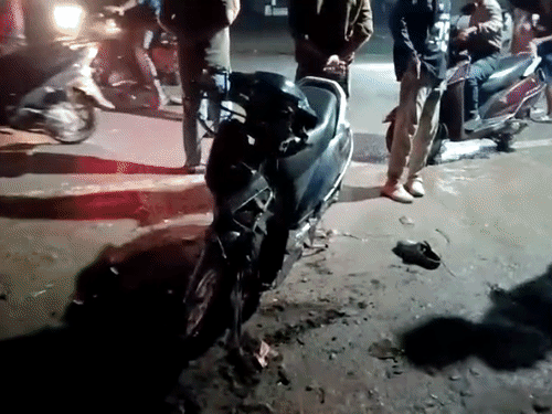 गुमला में बोलेरो ने बाइक और स्कूटी को मारी टक्कर:एक की मौत, तीन लोग जख्मी; बोलेरो के तेज रफ्तार से भागने के दौरान हुई घटना