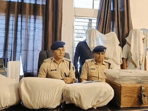 भोजपुर में स्टेशनरी दुकान की आड़ में गांजा तस्करी:10.52 लाख कैश, सोने की बिस्किट, पिस्टल की मैगजीन बरामद; 12.50 किलो की खेप संग तीन गिरफ्तार