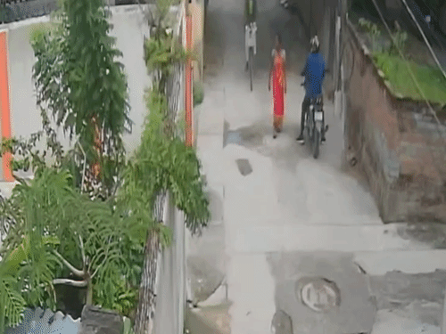 मुजफ्फरपुर- घऱ में घुसकर रिटायर्ड महिला अधिकारी की चेन झपटी:सिकंदरपुर में ओटीपी पूछने के बहाने आए थे बदमाश; मिठनपुरा में भी हथियार दिखाकर स्नेचिंग