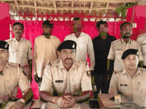 पूर्णिया- शख्स की हत्या मामले में समधी समेत 3 गिरफ्तार:आरोपी की पत्नी से था अवैध संबंध, हत्या कर शव को पेड़ से लटकाया था