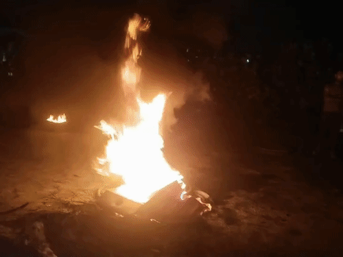 औरंगाबाद में हाइवा ने बाइक सवार को रौंदा, मौत:आक्रोशित ग्रामीणों ने टायर जलाकर किया प्रदर्शन, नो-एंट्री लागू करने की मांग