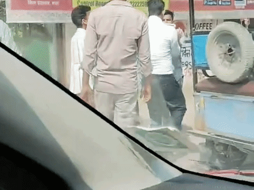 नाबालिग से टोटो चलवाने पर ट्रैफिक जवान से मारपीट, 3:बोधगया में महाबोधि मंदिर के प्रतिबंधित क्षेत्र में वाहन जांच के दौरान हुआ विवाद
