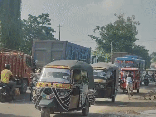 पूर्णिया- मरंगा हाईवे पर ट्रक ने बाइक सवारों को रौंदा:एक की मौत, बेटे से मिलना जा रहा पिता घायल; हादसे के बाद ड्राइवर गाड़ी लेकर फरार