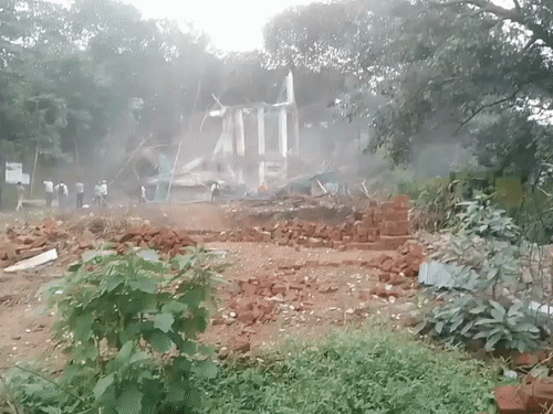 रांची में गिरी जर्जर पुरानी पानी की टंकी:एक मजदूर का निकाला गया शव, एक के दबे होने की आशंका, जेसीबी से हटाया जा रहा मलबा