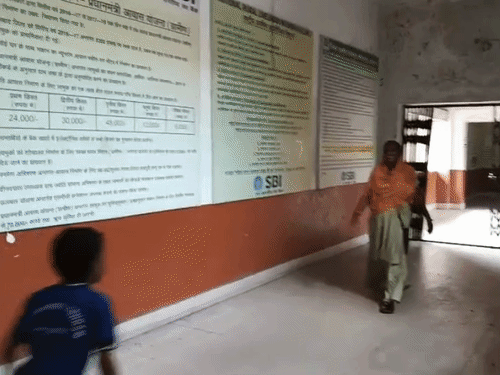 दो साल बाद मां की गोद में लौटा बच्चा:धनबाद में गले मिल मुस्कुरा उठे मां-बेटे, रेल पुलिस ने किया था रेस्क्यू; CWC की पहल से हुई मुलाकात