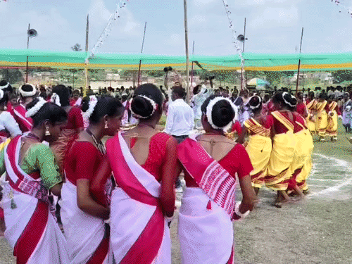 बगोदर के औंरा में विराट करम महोत्सव का आयोजन:विधायक समेत जनप्रतिनिधि मांदर की थाप पर झूमे, महिलाओं ने पारंपरिक नृत्य किया
