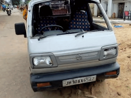 कोडरमा में बच्चों से भरी स्कूल वैन पलटी:हरली बिरसोडीह रोड पर हुआ हादसा; 4 छात्र घायल, दो को ज्यादा आईं चोटें