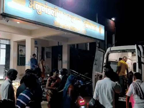 पलामू में पेड़ से टकराई बाइक, दो दोस्तों की मौत:एक गंभीर रूप से जख्मी, एक बाइक पर सवार थे तीनों; तेज रफ्तार बनी हादसे की वजह