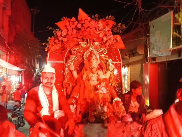 सोनारपट्टी में भगवान गणेश की प्रतिमा का विसर्जन:श्रद्धालु की भीड़ उमड़ी, सुरक्षा-व्यवस्था को लेकर तैनात रही पुलिस