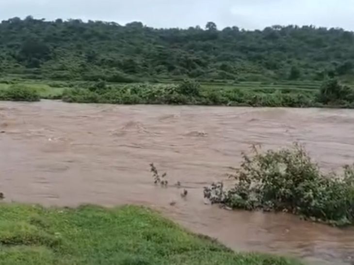 कोडरमा में 3 साल की बच्ची नदी में डूबी:मां के साथ बर्तन धोने गई, अचानक आई बाढ़ में बही; 5 किमी दूर मिला शव