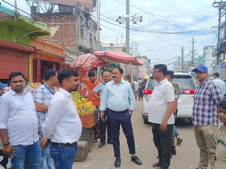 न्यू-मार्केट में सिंगल यूज प्लास्टिक पर नगर निगम की कार्रवाई:कटिहार में दुकानों से जब्त की प्रतिबंधित सामग्री, 15,700 रुपये जुर्माना वसूला