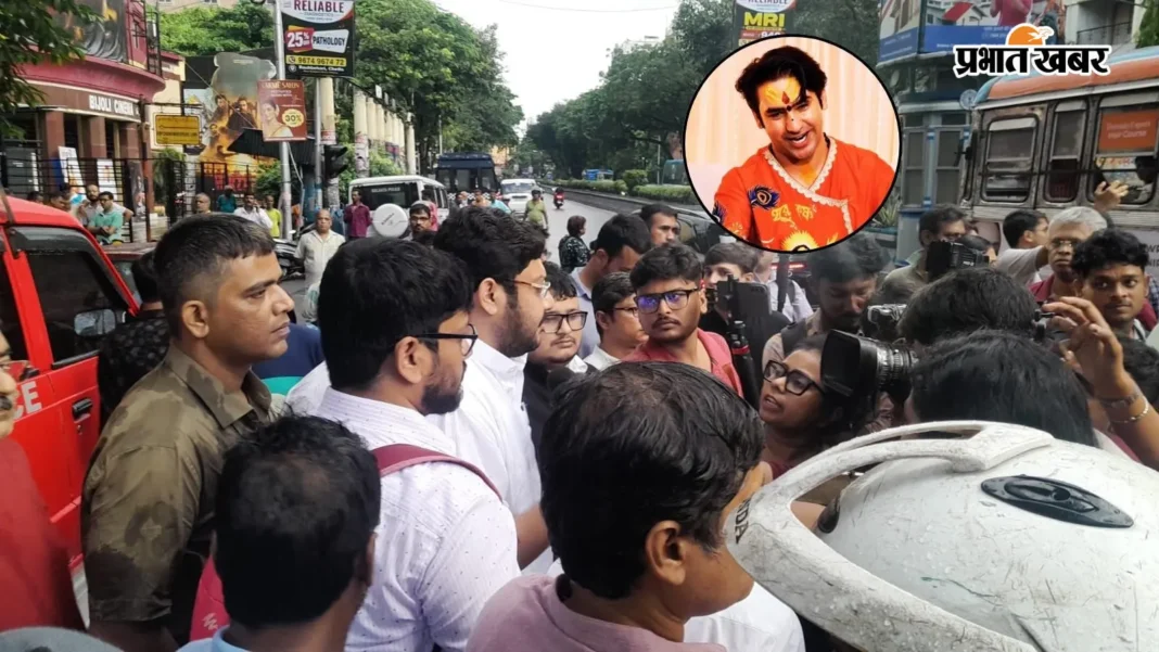 बागेश्वर बाबा की तस्वीर जलाने का मामला : भवानीपुर थाने में पेश हुए आशुतोष चटर्जी, कांग्रेस-भाजपा में झड़प