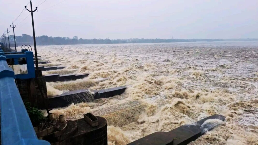 डीवीसी ने मैथन और पंचेत डैम से छोड़ा 1.90 लाख क्यूसेक पानी, बर्धमान समेत 5 जिलों में बाढ़ का अलर्ट