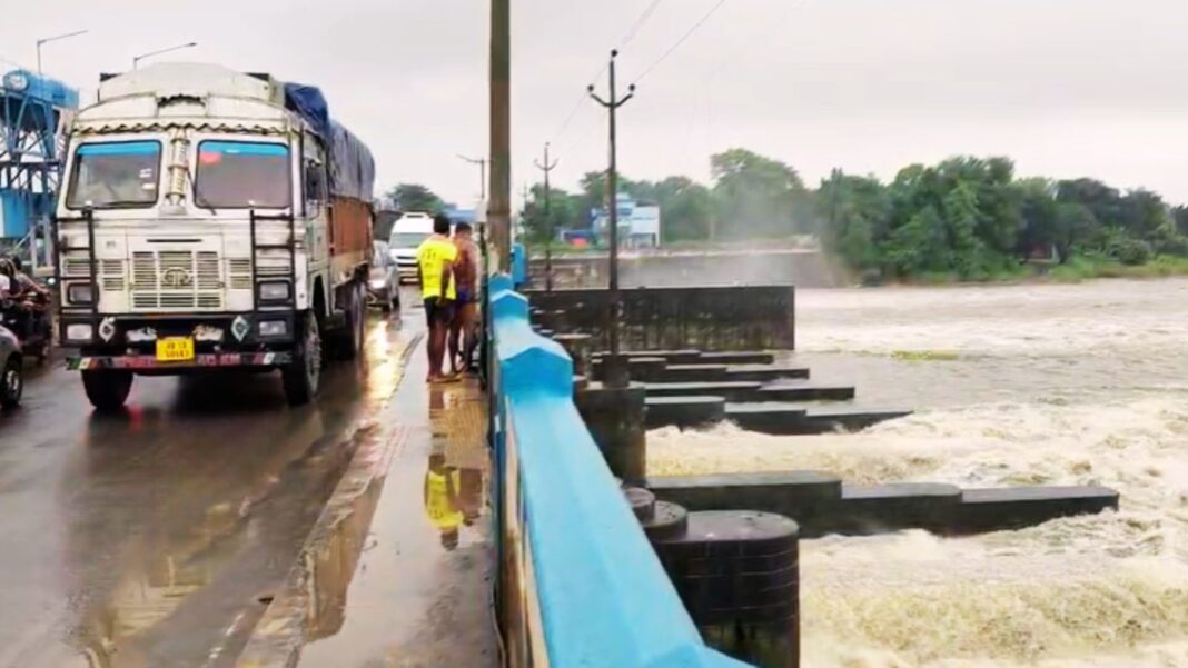 3 दिन से मूसलाधार बारिश, दुर्गापुर बराज का बढ़ा जलस्तर, 111400 क्यूसेक पानी छोड़ा गया, निचले इलाके जलमग्न