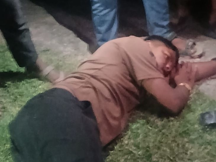 मधुबनी में रोड एक्सीडेंट में युवक गंभीर घायल:बाइक के परखच्चे उड़े, पूर्व मुखिया ने अस्पताल पहुंचाया; गंभीर हालत में दरभंगा रेफर