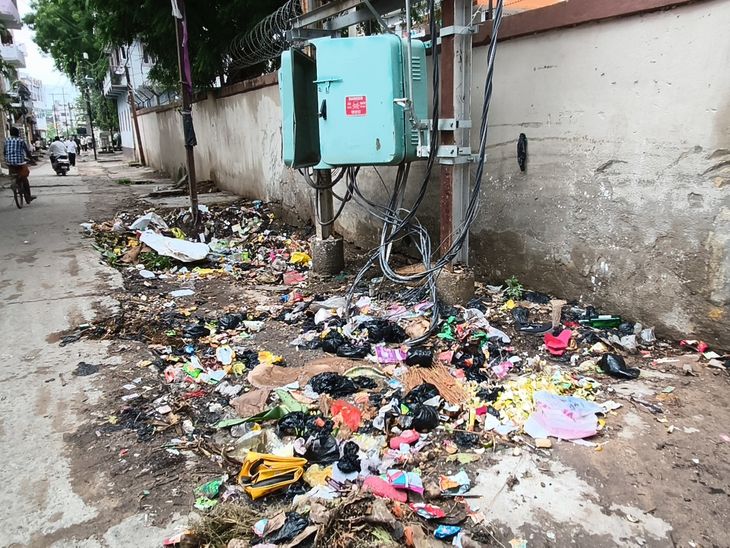 जहानाबाद के वार्ड-23 में चालू ट्रांसफार्मर के नीचे कूड़ा डंपिंग:सड़क किनारे गहरा गड्ढा बना, लोगों को आने-जाने में परेशानी