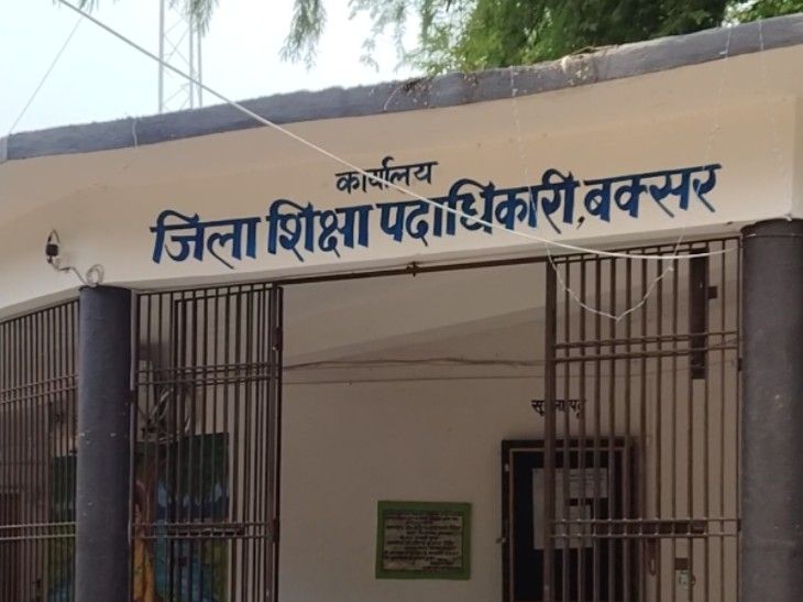 2 शिक्षकों ने छात्राओं से की छेड़खानी;आपत्तिजनक वीडियो किया वायरल:बक्सर में दोनों को किया गया निलंबित, एक पर नाबालिग से होटल में रेप करने का आरोप