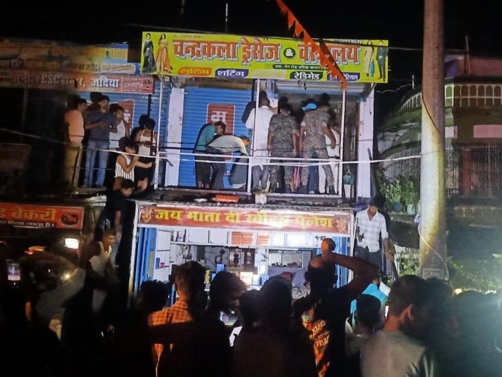 सुपौल में शॉर्ट सर्किट से कपड़े की दुकान में आग:14-15 लाख की संपत्ति जली; त्रिवेणीगंज से दमकल पहुंचने तक ग्रामीणों ने बुझाई आग