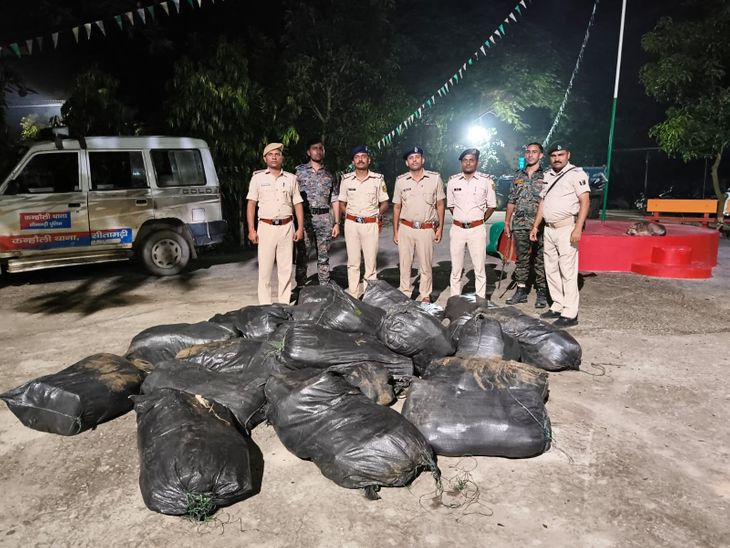 लखनदेई नदी से 990 लीटर नेपाली शराब मिली:सीतामढ़ी में 22 बोरियों में प्लास्टिक से लपेटकर छिपाई थी खेप; पानी का फायदा उठाकर तस्कर फरार