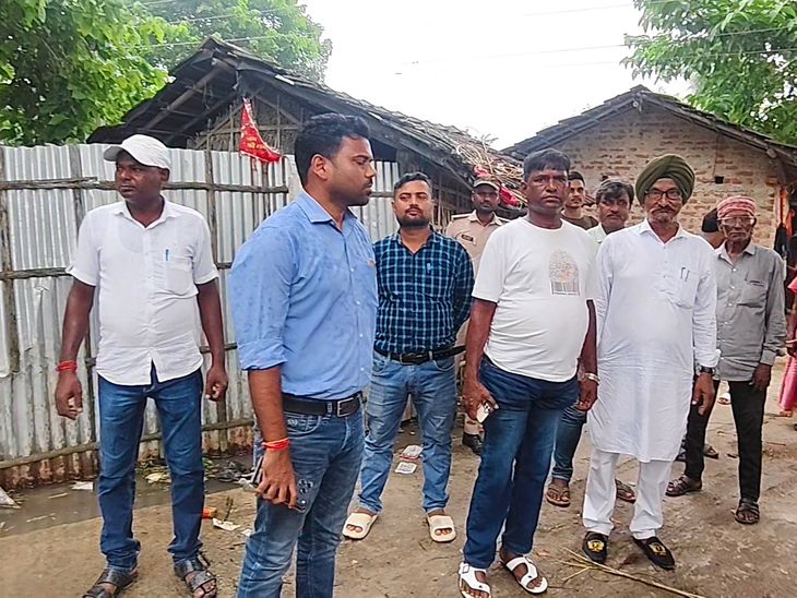 कटिहार में बरारी-अमदाबाद के कई गांव बाढ़ में डूबे:गंगा का जलस्तर बढ़ा, घर छोड़कर ऊंची जगहों पर पहुंचे लोग; 2 गांवों का संपर्क टूटा