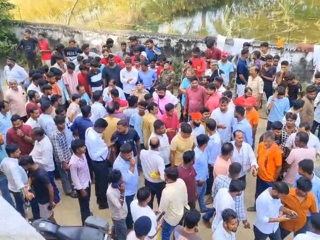 महंत के वायरल वीडियो पर मंदिर में हंगामा:जिला प्रशासन और पुलिस ने मौके पर पहुंचकर स्थिति को कराया शांत, महंत को हटाया