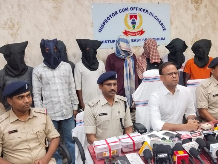 जमशेदपुर पुलिस ने वाहन चोर गिरोह का पर्दाफाश किया:21 चोरी की बाइक-स्कूटी बरामद कीं, गिरोह के 8 सदस्य गिरफ्तार