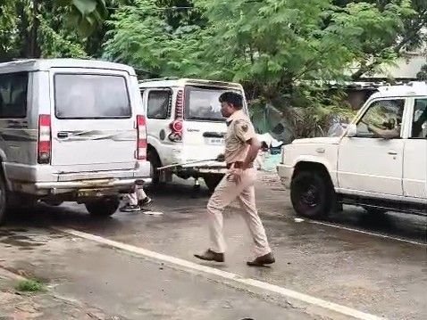 शराब तस्करों ने उत्पाद विभाग की टीम पर किया हमला:मुंगेर में पत्थरबाजी में वाहन का शीशा टूटा,छापेमारी के दौरान हंगामा; महिला अरेस्ट