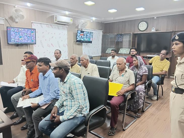 जन समाधान में 20 फरियादियों की शिकायतें सुनी गईं:डीएम ने अधिकारियों को तय समय में कार्रवाई और आवेदकों को सूचना देने का निर्देश