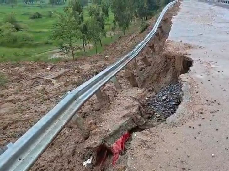 बांका में हल्की बारिश में धंसी ओढ़नी डैम की सड़क:कई जगह किनारे धंसे; हवा में लटके गार्डरैल