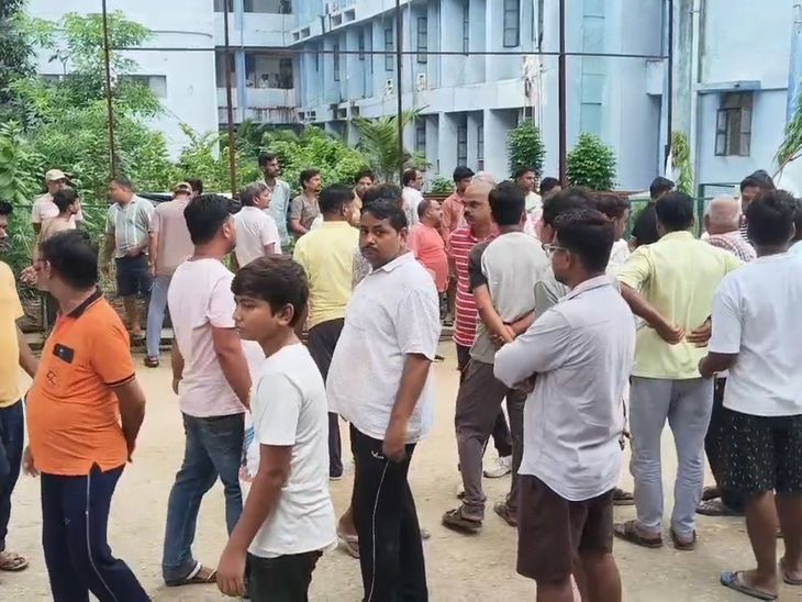 कुत्ते को बचाने में बाइक डिवाइडर से टकराई:कैमूर में युवक की मौके पर मौत; साथी गंभीर, बनारस रेफर